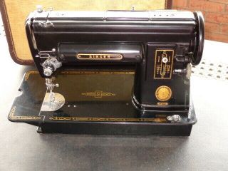 1950s Singer Sewing Machine 301A Featherweight Sister Shortbed with Tweed Case 5