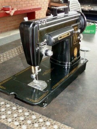 1950s Singer Sewing Machine 301A Featherweight Sister Shortbed with Tweed Case 8