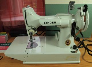 Near Singer Featherweight 221 K White Sewing Machine Green Locking Case Key 2