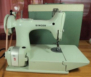 Near Singer Featherweight 221 K White Sewing Machine Green Locking Case Key 4