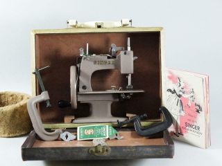 Singer Sewhandy Model 20 Sewing Machine 2