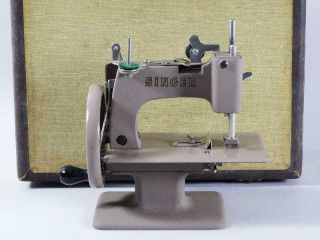 Singer Sewhandy Model 20 Sewing Machine 6
