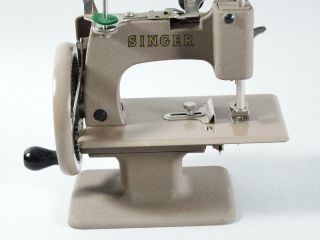 Singer Sewhandy Model 20 Sewing Machine 8