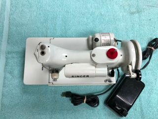 SINGER WHITE 221K FEATHERWEIGHT SEWING MACHINE,  MADE IN GREAT BRITAIN 3