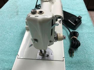 SINGER WHITE 221K FEATHERWEIGHT SEWING MACHINE,  MADE IN GREAT BRITAIN 6