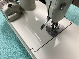 SINGER WHITE 221K FEATHERWEIGHT SEWING MACHINE,  MADE IN GREAT BRITAIN 8