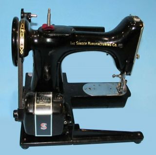 Singer 222K Featherweight Sewing Machine Arm w/Case Embroidery Hoop Acces 10
