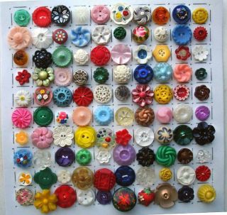 100 Vintage Realistic Plastic Flower Buttons