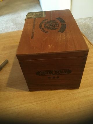 Vintage Arturo Fuente Flor Fina 8 - 5 - 8 Wood Cigar Box 6 3/4” x 4 1/2” x 4 1/4” 3