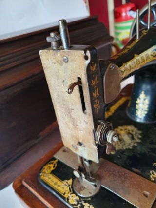 Vintage/antique 1895 Singer hand crank sewing machine cased 12497763 no prefix 7