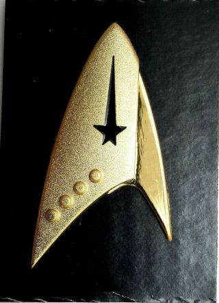 Star Trek Discovery Gold Command Captain Deluxe Metal Badge/pin Prop In Case