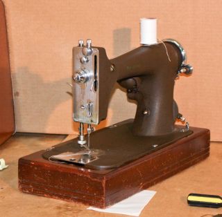 Nsmco Model Rbr Sewing Machine With Foot Pedal And Cord W251