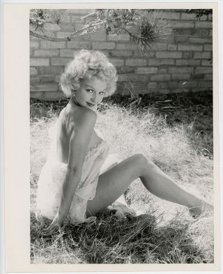 Flirty Buxom Blonde Bombshell 1950s Vintage Sexy Pin - Up Glamour Girl Photograph