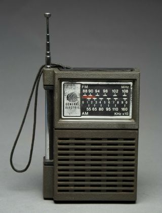 Vintage Ge (general Electric) Am/fm Transistor Portable Radio Model 7 - 2506a