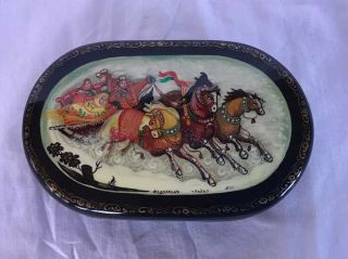 Vintage Hand - painted Russian Lacquer Box Signed by Artist 3