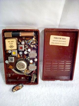 Vintage Valiant 6 Transistor Radio. 2