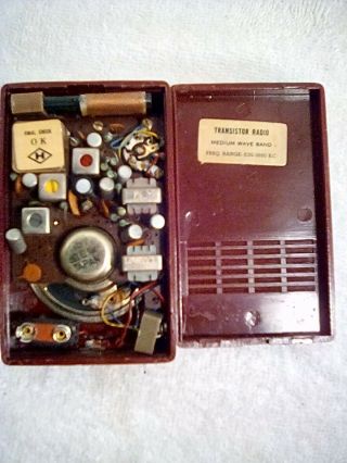 Vintage Valiant 6 Transistor Radio. 3