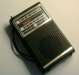 Vintage General Electric Ge 7 - 2500a Am/fm Portable Transistor Radio