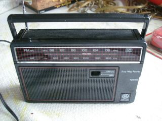 General Electric Vintage Black Radio Model 7 - 26600 Am Fm Portable Ge
