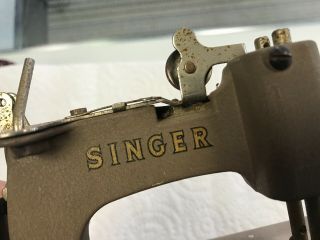 Vintage Child ' s Miniature Singer Sewing Machine Sewhandy 6