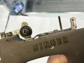 Vintage Child ' s Miniature Singer Sewing Machine Sewhandy 8