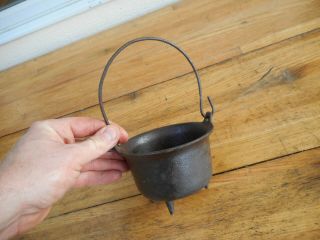 Rare Small Vintage 3 Legged Cast Iron Gypsy Pot W/ Bail Kettle Cauldron 4 3/4 "