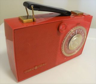 Vintage General Electric Bakelite Tube Radio Model No.  621