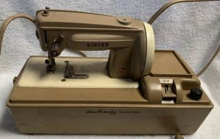 Vintage Toy Child’s Singer Sewing Machine Sewhandy Electric in Case 50 D 2