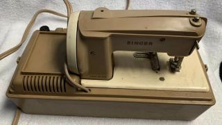 Vintage Toy Child’s Singer Sewing Machine Sewhandy Electric in Case 50 D 8