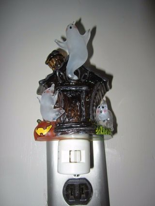 Halloween Night Light Wall Plug In Haunted House Mansion Ghosts