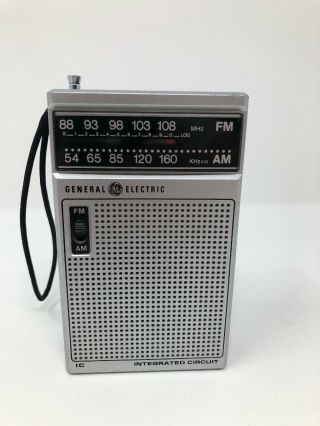 Vintage General Electric Ge 7 - 2582a Am/fm Portable Radio - Perfect Cond