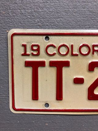 VINTAGE 1975 COLORADO MOTORCYCLE LICENSE PLATE WHITE/RED TT - 290 2