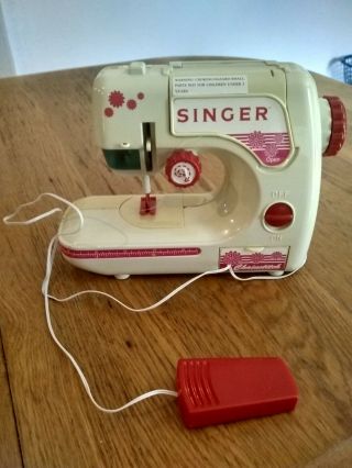 1980s? Singer Toy Sewing Machine For Girls (children)