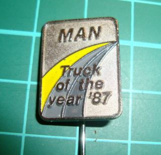 Man Truck Of The Year 1987 Stick Pin Badge Anstecknadel Distintivo M.  A.  N.