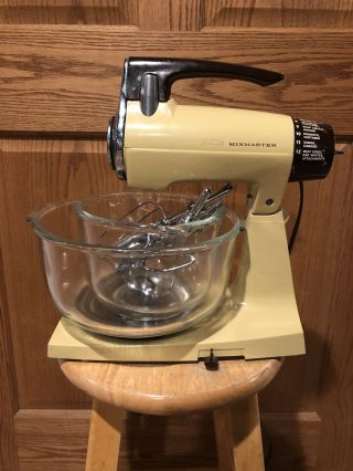 Vintage Yellow Gold Sunbeam Mixmaster Model 12 Large And Small Glass Bowls