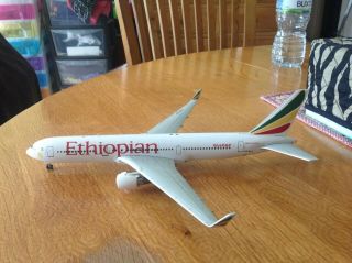 Diecast Custom Model 1:200 Ethiopian Airlines Boeing 767 - 300 Reg No Et - Alj