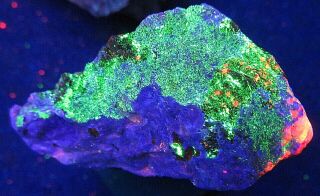 Fluorescents: Hardystonite - Willemite - Calcite : Franklin,  N.  J.