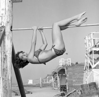 1950s Vogel Negative,  Sexy Pin - Up Girl Julie Hart In Bikini,  Cheesecake,  T242360