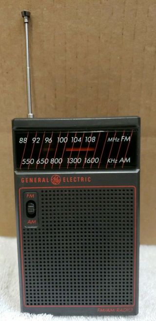 Vintage General Electric Ge 7 - 2582f Am/fm Portable Transistor Radio - (11i)