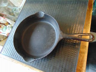 Vintage Griswold Cast Iron Frying Pan - - 8 Inch