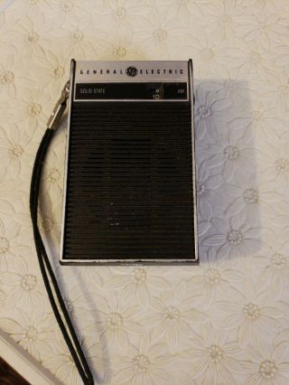 Vintage General Electric Ge Portable Handheld Am Radio