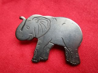 5654 – Large Realistic Elephant French White 1940’s Vintage Button