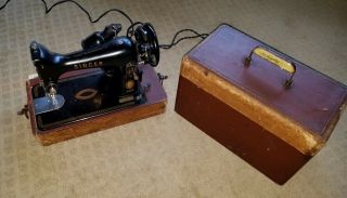 Vintage Singer Sewing Machine,  Model 99 With Case