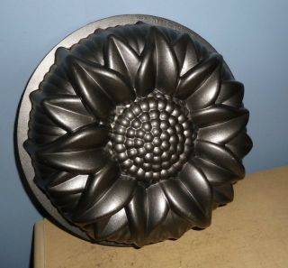 Nordic Ware Pro Non - Stick Cast Aluminum Sunflower Bundt Cake Pan Mold