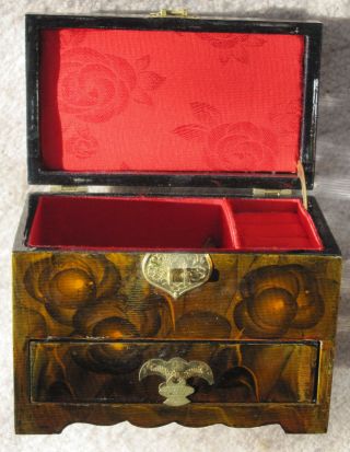 Vintage Lacquer Chinese Jewelry Box with Carved Cork Diorama Village Scene 3