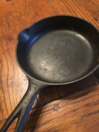 ANTIQUE SMALL GRISWOLD NO 3 CAST IRON SKILLET ERIE 709 A Just Needs Cleaning 3