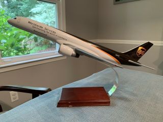 1/100 Ups United Parcel Service Boeing 757 Model