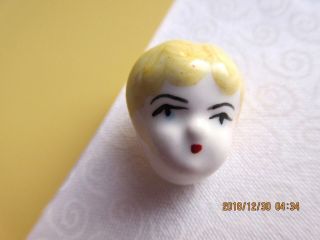 6314 – Contour Blond Hair Blue Eyes Ceramic Lady’s Head Vintage Button