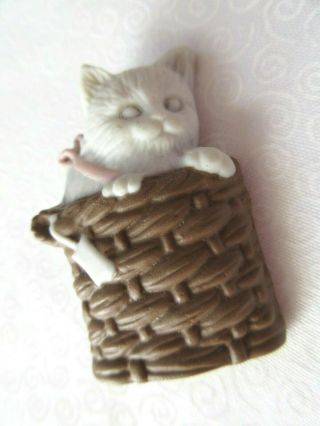 6528 – Sweet White Kitty Cat In Basket 3 - Color Ceramic Button Sr 08,  2 - 1/4”