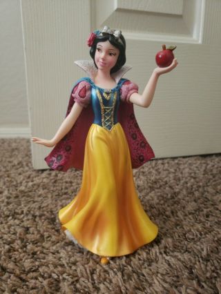 Disney Showcase Snow White Couture De Force Figurine 7.  75 "